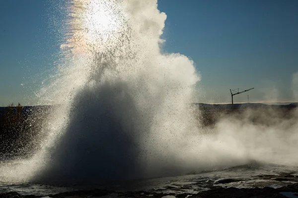 Kitörés-Strokkur gejzír Izlandon. Téli hideg színek, a világítás, a Steamen keresztül a nap. Izlandi Geotermális területen — Stock Fotó