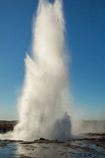 Kitörés-Strokkur gejzír Izlandon. Téli hideg színek, a világítás, a Steamen keresztül a nap. Izlandi Geotermális területen — Stock Fotó