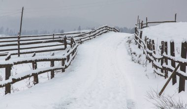 Köyün kış dağlarda Panoraması karla kaplı. Kış manzarası. Özgürlük ve yalnızlık kavramını.