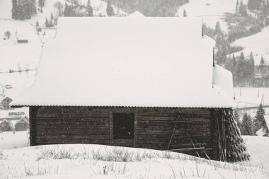 Köyün kış dağlarda Panoraması karla kaplı. Kış manzarası. Özgürlük ve yalnızlık kavramını.