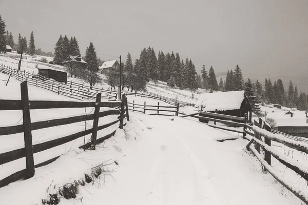 Panorama Des Dorfes Den Schneebedeckten Winterbergen Winterlandschaft Das Konzept Der — Stockfoto