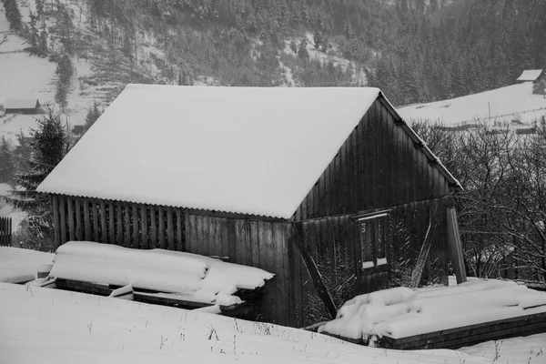 Köyün Kış Dağlarda Panoraması Karla Kaplı Kış Manzarası Özgürlük Yalnızlık — Stok fotoğraf