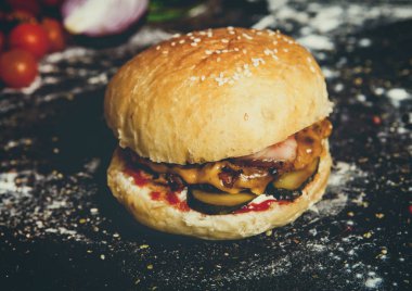Taze ve sulu hamburger. Lezzetli peynir burger bir rustik ahşap tablo