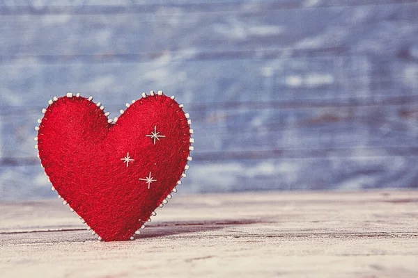 木の質感の背景に心を愛する バレンタインデーカードのコンセプト バレンタインデーのハート — ストック写真