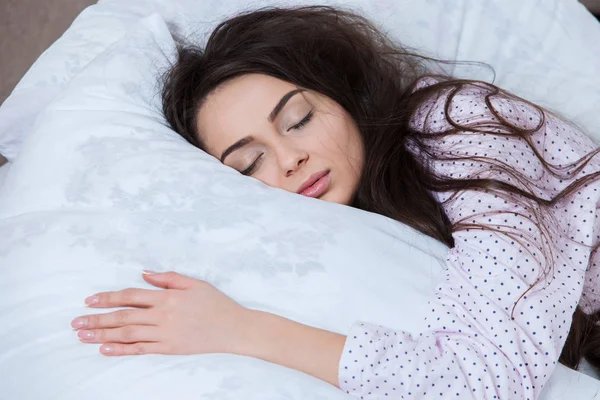 Menina Dorme Uma Cama Branca Casa Jovem Dormindo Roupas Dormir — Fotografia de Stock