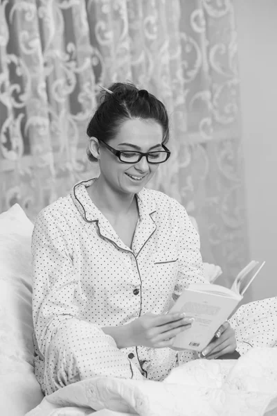 Fiatal Visel Szemüveget Ágyban Könyv Olvasása Közben Nyugodt Feküdt Ágyban — Stock Fotó