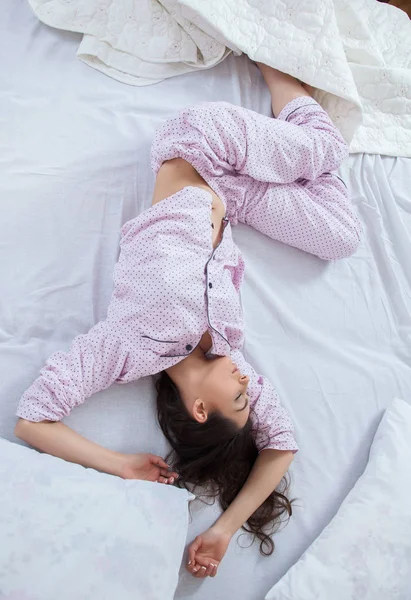 Lány Otthon Fehér Ágyban Alszik Fiatal Alszik Ágyban Otthon Felülnézet — Stock Fotó