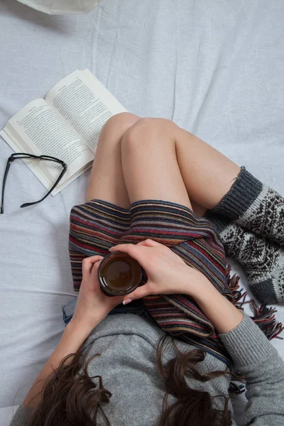 Nyugodt Feküdt Ágyban Egy Könyvet Olvas — Stock Fotó