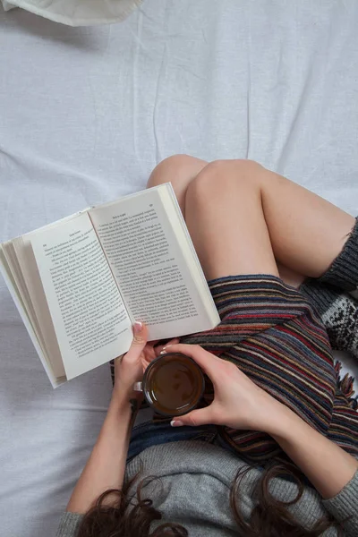 Mulher Relaxada Deitada Cama Lendo Livro — Fotografia de Stock