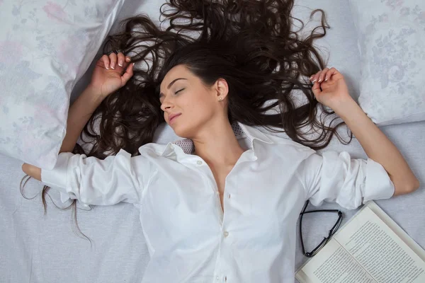 Menina Dorme Uma Cama Branca Casa Jovem Dormindo Roupas Dormir — Fotografia de Stock