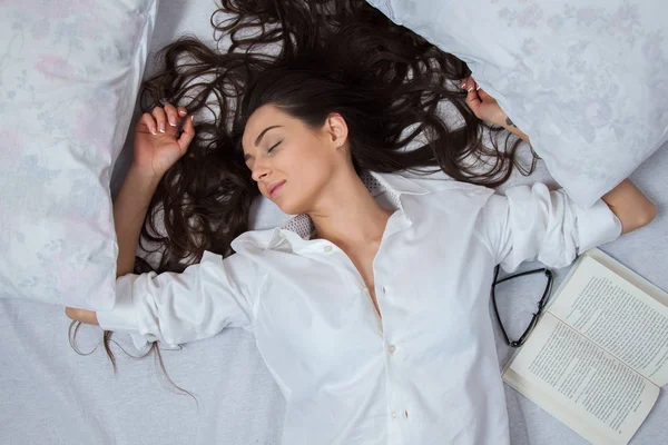 Menina Dorme Uma Cama Branca Casa Jovem Dormindo Roupas Dormir — Fotografia de Stock