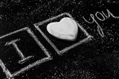 Sevgililer günü. Sevgililer günü tebrik kartı. Ahşap arka plan üzerinde kalp. Kalp sevgi. Düğün tebrik kartı