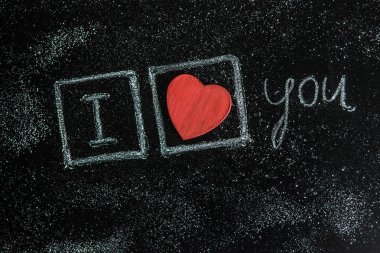 Sevgililer günü. Sevgililer günü tebrik kartı. Ahşap arka plan üzerinde kalp. Kalp sevgi. Düğün tebrik kartı