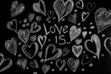 Sevgililer günü. Sevgililer günü tebrik kartı. Ahşap arka plan üzerinde kalp. Kalp sevgi. Düğün tebrik kartı