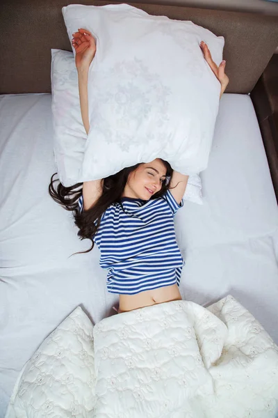Chica Duerme Una Cama Blanca Casa Mujer Joven Durmiendo Ropa — Foto de Stock