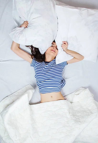 Chica Duerme Una Cama Blanca Casa Mujer Joven Durmiendo Ropa — Foto de Stock