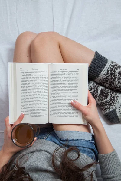 Piernas Hermosas Primer Plano Cama Mujer Está Tomando Leyendo Libro —  Fotos de Stock