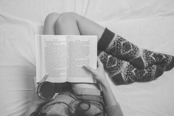 Piernas Hermosas Primer Plano Cama Mujer Está Tomando Leyendo Libro —  Fotos de Stock