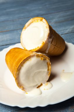 Gözleme Kupası'nda dondurma kaşık toz. Beyaz ahşap ve mavi arka plan üzerinde gözleme, dondurma. Gözleme kase lezzetli dondurma