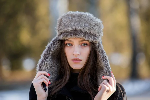 女孩在寒冷的天气 美丽的女孩在冬天户外 妇女在冬天盖帽 — 图库照片
