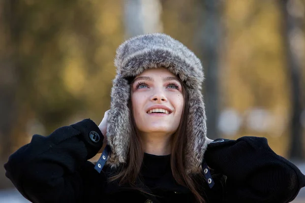 寒さで女の子 冬の屋外で美しい少女 冬帽子の女性 — ストック写真