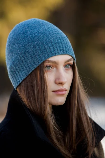 寒さで女の子 冬の屋外で美しい少女 冬帽子の女性 — ストック写真
