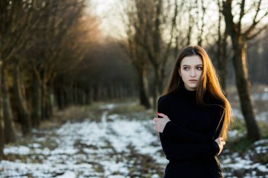 Uzun saç poz ile genç çekici kız Kışın açık. Mükemmel cilt güzel kızla. Güzel esmer kadın portresi.