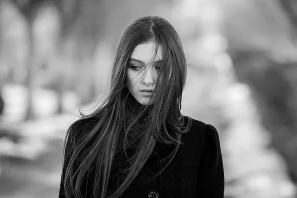 Молодая Привлекательная Девушка Длинными Волосами Позирует Открытом Воздухе Зимой Портрет — стоковое фото