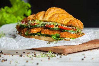 Yaz sabahı kahvaltı kruvasan tavuk nuggets dolması