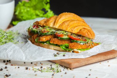 Yaz sabahı kahvaltı kruvasan tavuk nuggets dolması