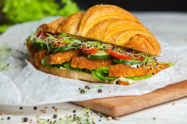 Yaz sabahı kahvaltı kruvasan tavuk nuggets dolması