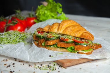 Yaz sabahı kahvaltı kruvasan tavuk nuggets dolması