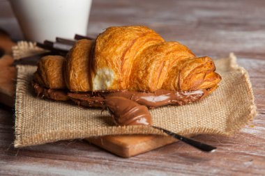 Beyaz arka planda çikolatalı kruvasan.