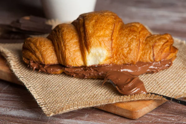 Croissant Mit Schokolade Isoliert Auf Weißem Hintergrund — Stockfoto