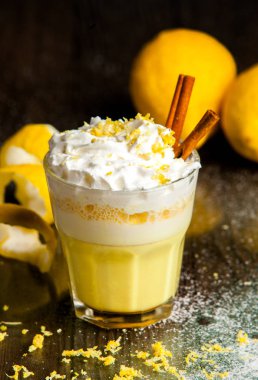 tropikal meyve ile güler yüzlü. Portakallı gazoz rustik arka plan üzerinde