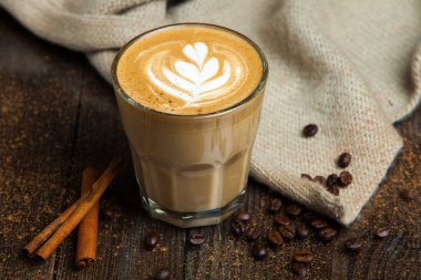 bir uzun boylu latte bardak latte sanat ile çift latte.