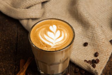 bir uzun boylu latte bardak latte sanat ile çift latte.