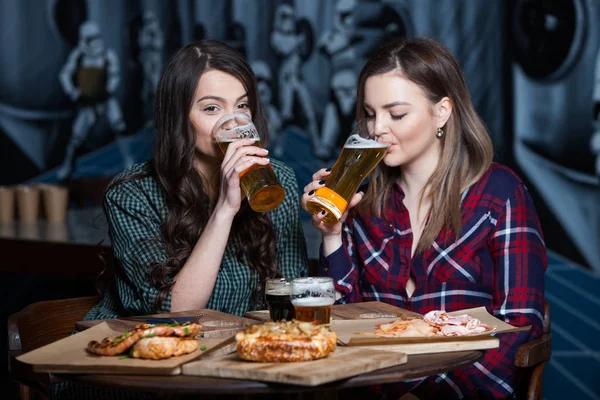 Partij Meisjes Mooie Meisjes Bier Drinken — Stockfoto