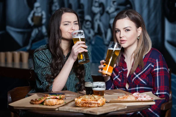 Partij Meisjes Mooie Meisjes Bier Drinken — Stockfoto