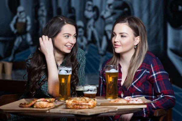 Partij Meisjes Mooie Meisjes Bier Drinken — Stockfoto