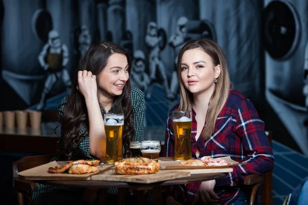 Partij Meisjes Mooie Meisjes Bier Drinken — Stockfoto