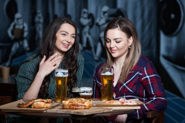 Partij Meisjes Mooie Meisjes Bier Drinken — Stockfoto