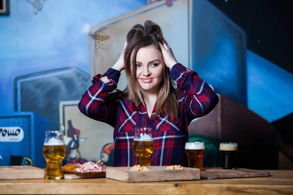 Chica Fiestera Hermosa Chica Bebiendo Cerveza — Foto de Stock