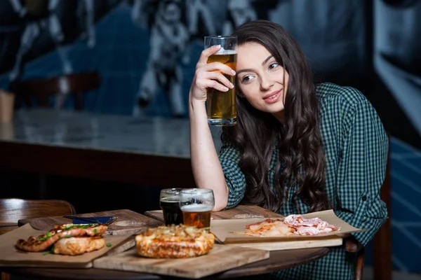 Parti Kızı Güzel Kız Bira Içmek — Stok fotoğraf