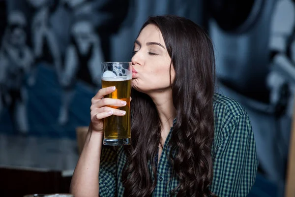 Chica Fiestera Hermosa Chica Bebiendo Cerveza — Foto de Stock