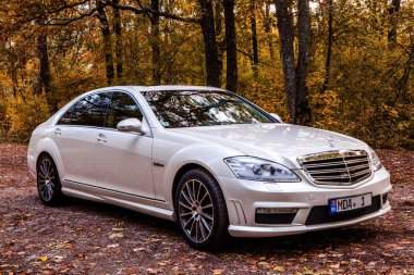 Kişinev, Moldova; 11 Ekim 2017. Moldova Mercedes-Benz Kulübü Festivali. Mercedes-Benz S sınıfı W221. Editoryal fotoğraf