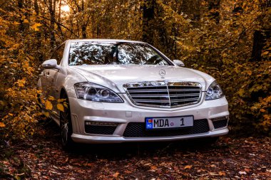 Kişinev, Moldova; 11 Ekim 2017. Moldova Mercedes-Benz Kulübü Festivali. Mercedes-Benz S sınıfı W221. Editoryal fotoğraf