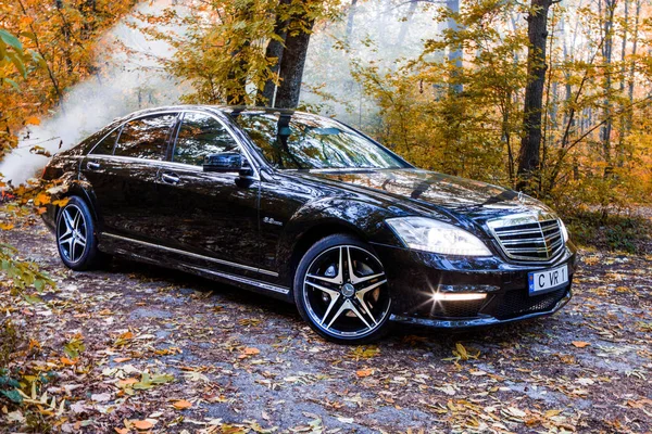 Kişinev, Moldova; 11 Ekim 2017. Moldova Mercedes-Benz Kulübü Festivali. Mercedes-Benz S sınıfı W221. Editoryal fotoğraf