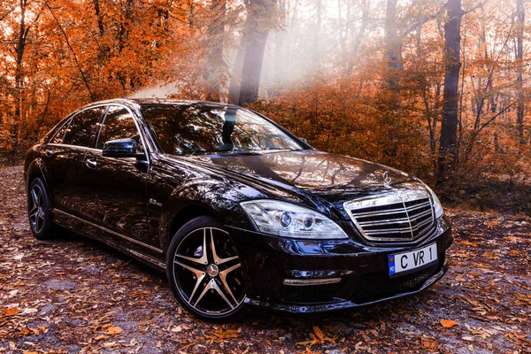 Kişinev, Moldova; 11 Ekim 2017. Moldova Mercedes-Benz Kulübü Festivali. Mercedes-Benz S sınıfı W221. Editoryal fotoğraf
