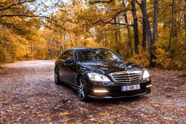 Kişinev, Moldova; 11 Ekim 2017. Moldova Mercedes-Benz Kulübü Festivali. Mercedes-Benz S sınıfı W221. Editoryal fotoğraf